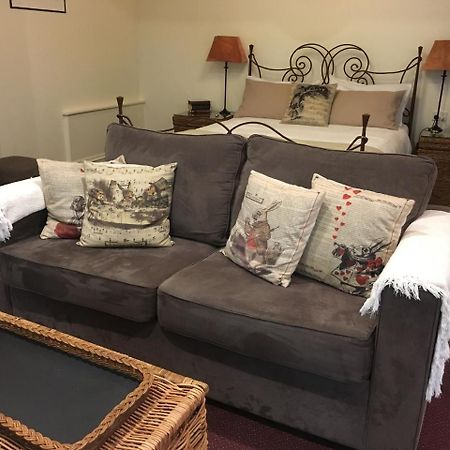 Stone'S Throw Cottage Bed And Breakfast 벨그레이브 외부 사진