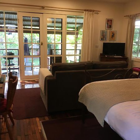 Stone'S Throw Cottage Bed And Breakfast 벨그레이브 외부 사진