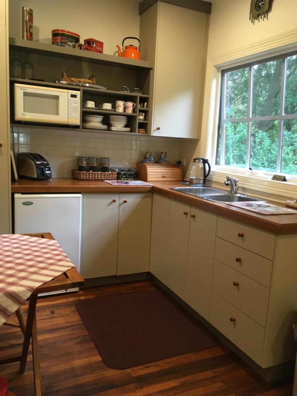 Stone'S Throw Cottage Bed And Breakfast 벨그레이브 외부 사진