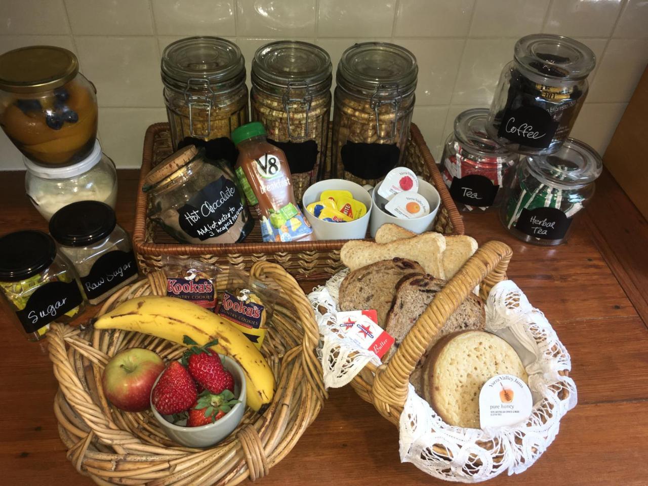 Stone'S Throw Cottage Bed And Breakfast 벨그레이브 외부 사진