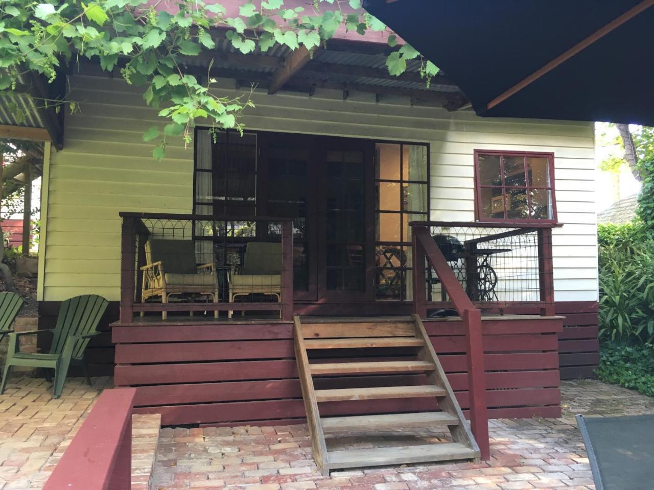 Stone'S Throw Cottage Bed And Breakfast 벨그레이브 외부 사진